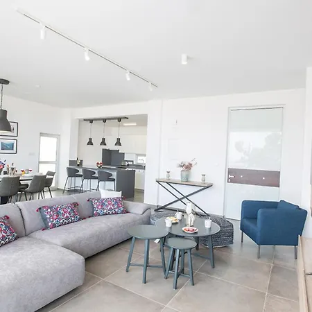 Exclusive 4 Bed With Majestic Sea Views 1686