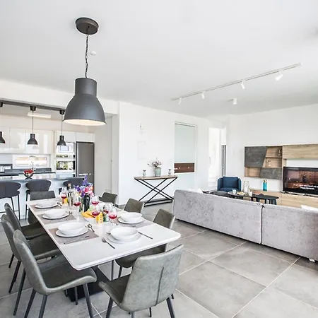Willa Exclusive 4 Bed With Majestic Sea Views 1686