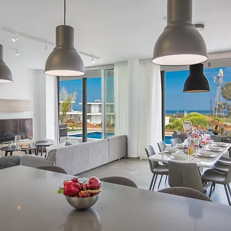 Villa Exclusive 4 Bed With Majestic Sea Views 1686 *