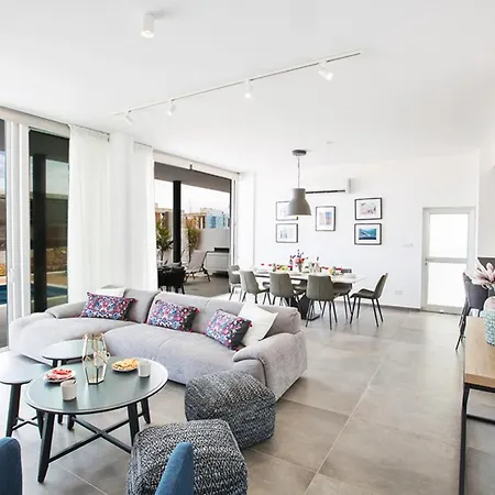 Exclusive 4 Bed With Majestic Sea Views 1686