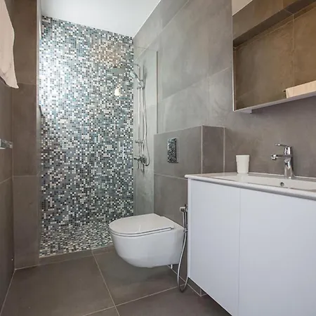 Villa Exclusive 4 Bed With Majestic Sea Views 1686 *